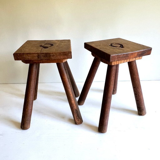 Antiker Melkschemel aus Eiche: Handgefertigter rustikaler Bauernhofsitz mit Eisengriff