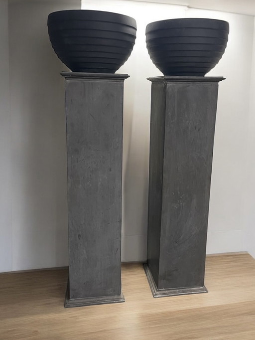 Deux colonnes en zinc avec des pots