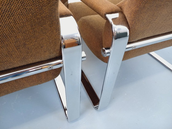 Image 1 of Een paar vintage Eero Aarnio fauteuils voor Framac, uitgevoerd in stof en chroom, uit de jaren 60 en 70.