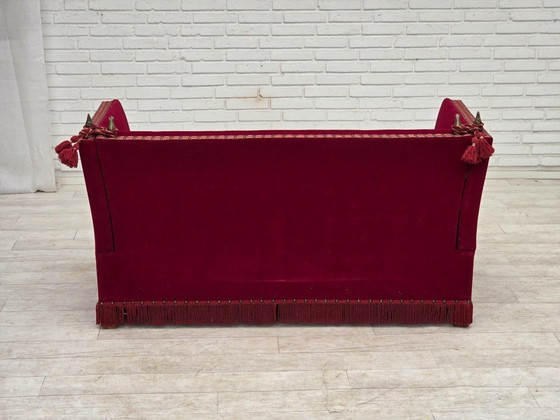 Image 1 of Canapé danois 2 places à accoudoirs rabattables « espagnol » des années 1970, revêtement en velours rouge.