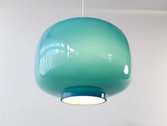 Image 1 of Zeldzame blauwe glazen vintage mcm hanglamp, blauw op wit glasZeldzame blauwe glazen vintage mcm hanglamp, blauw op wit glas