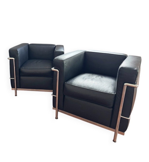 Een paar leren fauteuils