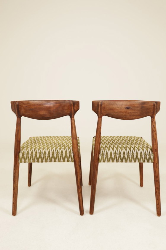 Image 1 of Set van 2 eetkamerstoelen van massief essenhout met groene jacquardstof.