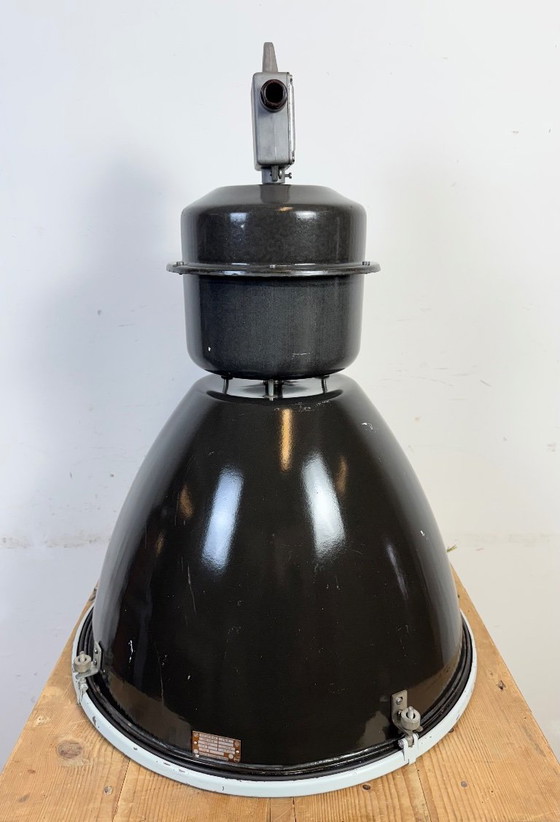 Image 1 of Grande lampada industriale in smalto nero con copertura in vetro trasparente di Elektrosvit