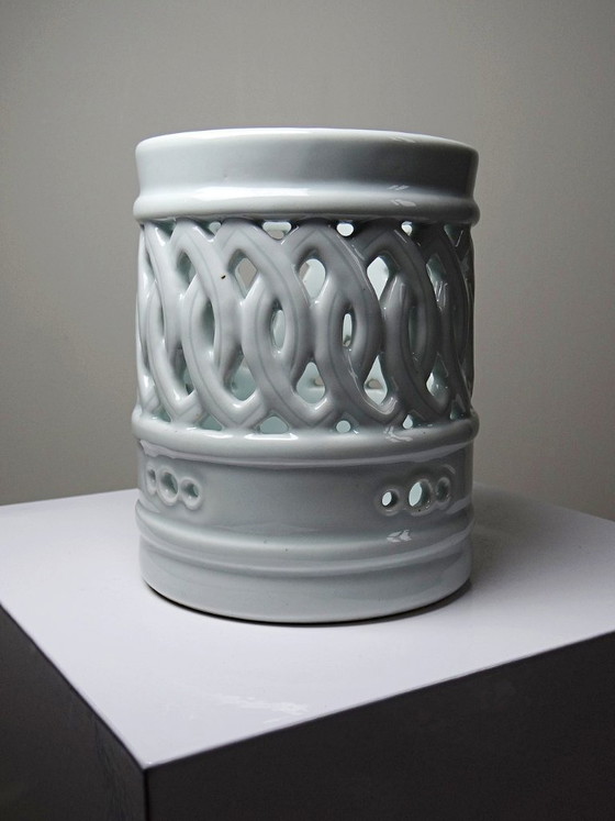 Image 1 of Portacepillos de porcelana celadón calada, estilo Joseon coreano, siglo XX.