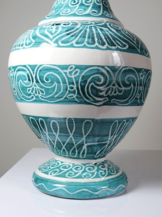 Image 1 of Grote vintage balustervaas van turkooizen keramiek met ingesneden decoratie.