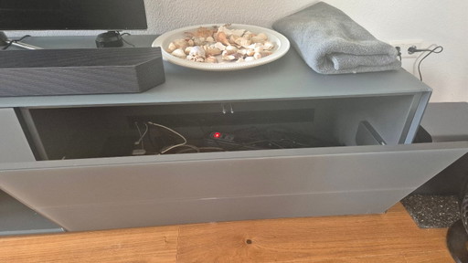 Meuble TV haut de gamme réalisé par un menuisier / 260 cm / Gris et verre satiné / Prix d'origine : 3 800 (photo 2 of 5)