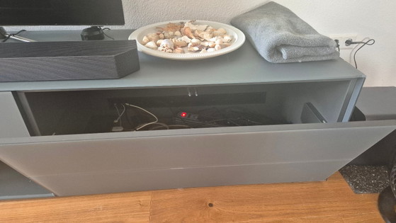 Meuble TV haut de gamme réalisé par un menuisier / 260 cm / Gris et verre satiné / Prix d'origine : 3 800 (photo 2 of 5)