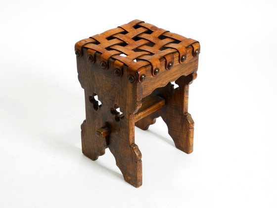 Image 1 of Bellissimo sgabello in rovere degli anni '40 con seduta realizzata con cinghie di cuoio