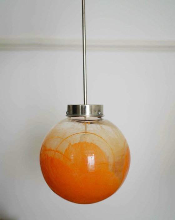 Image 1 of Lampada a sospensione a globo in vetro dipinto al contrario dell'era spaziale degli anni '60 - Smalto arancione, cromo, metà del
