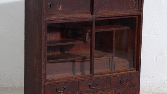 Antico mobile da tè giapponese (cha tansu) con ante scorrevoli in vetro – Periodo Taisho–Showa (c.1920–1950) (photo 3 of 40)