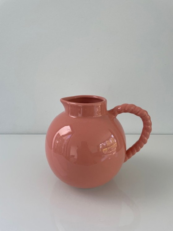 Image 1 of Pichet en céramique rose de forme arrondie