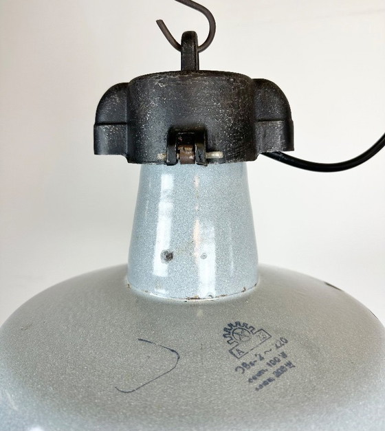 Image 1 of Industrielle Fabriklampe aus grauem Emaille mit gusseisernem Aufsatz, 1960er Jahre