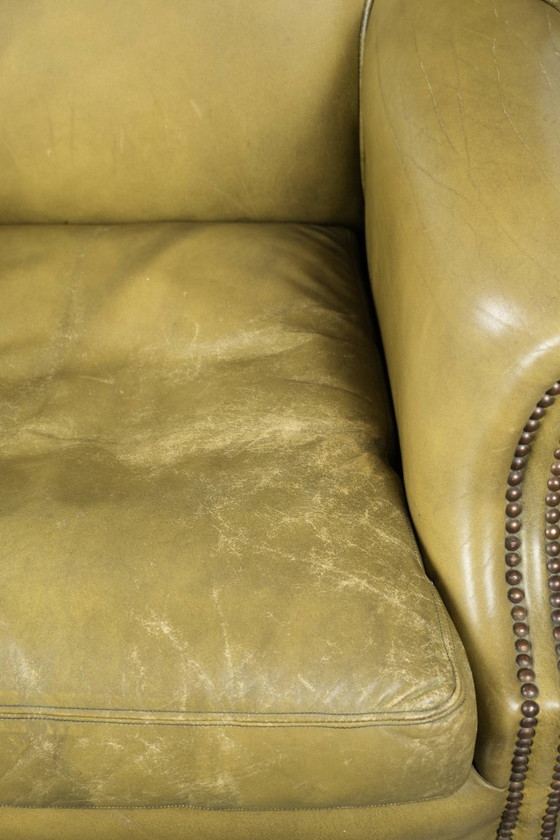 Image 1 of Fauteuil à oreilles ancien et élégant en cuir de vachette vert, de style classique de maison de campagne anglaise.