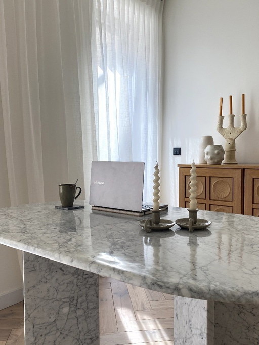 Table en marbre (marbre de Carrare)
