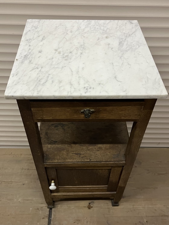 Beautiful antique French bedside table with a marble top. Height: 82cm. Top 40x40cm. – Nightstands, Wood (photo 3 of 6)