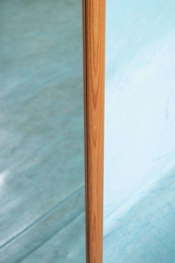 Image 1 of Miroir passeport vintage en bois Suède Miroir blond en pin des années 70