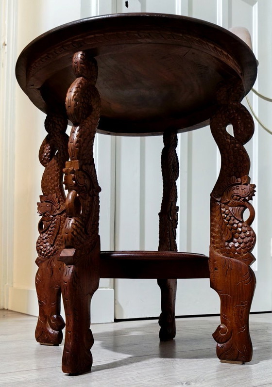 Tavolino vintage balinese in teak intagliato a mano con gambe di drago (Naga) e paesaggio vulcanico (photo 2 of 11)