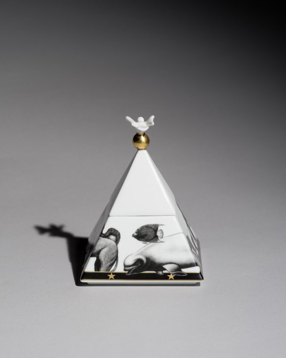 Image 1 of Rosenthal Studio-Line “Künstler-Sammeldose” di Yang – Scatola con coperchio piramidale con motivo dorato e animale