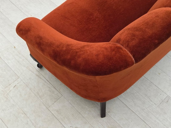 Image 1 of Canapé 2 places danois des années 1950, revêtement en velours, pieds en chêne.