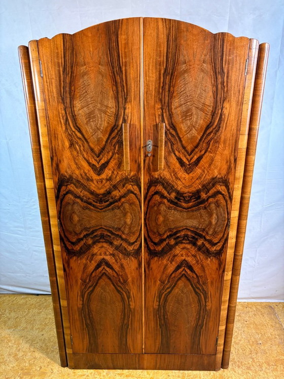 Splendido Armadio Vintage Art Déco Noce Figurato Anni '30 | Impiallacciatura Bookmatched | Fronte Curvo (photo 12 of 12)