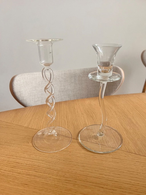 Candelabro de cristal transparente de forma orgánica.