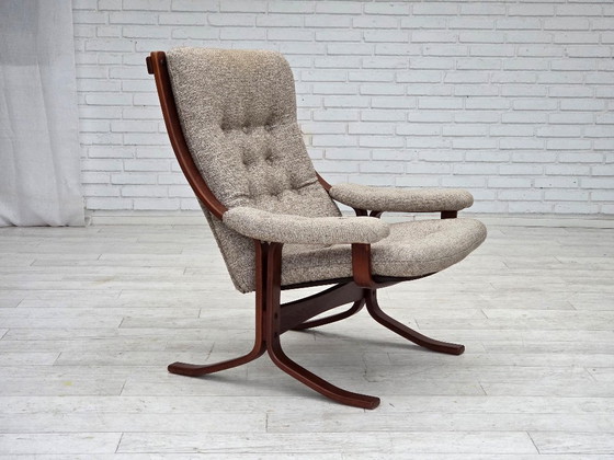 Image 1 of Fauteuil uit de jaren 70, Noors design, stof van een wollen mix, gebogen hout.