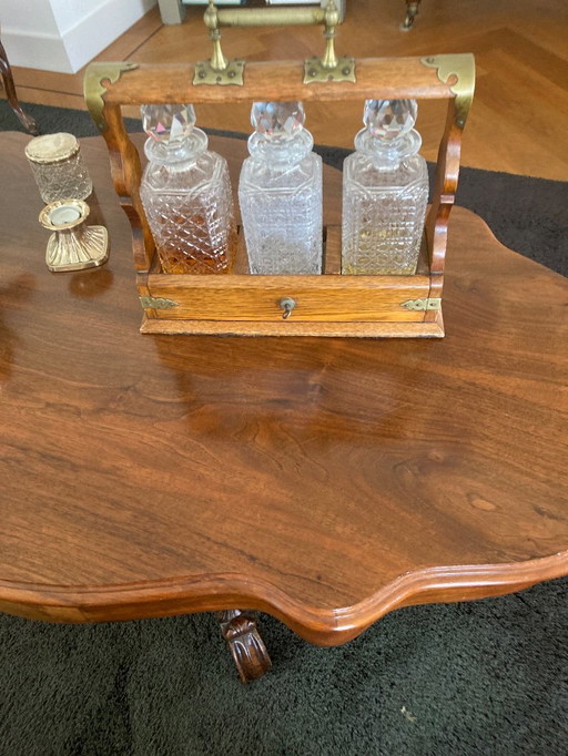 Antieke kristallen karaffen in houder.