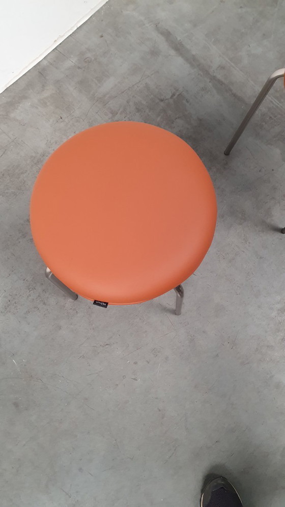 Image 1 of 2 taburetes apilables de bar Hübsch Design en color coñac/níquel marrón