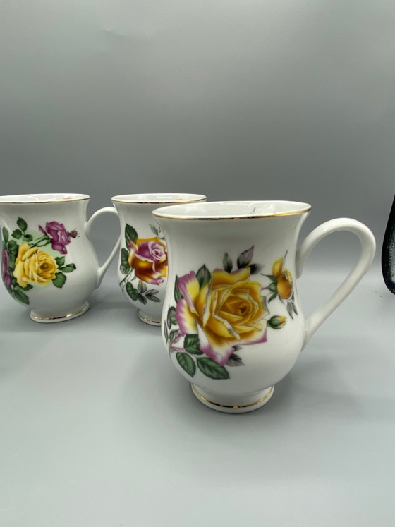 4 tasses en porcelaine anglaise – Décor de roses jaunes et mauves – Bordure dorée – Objets déco (photo 3 of 5)