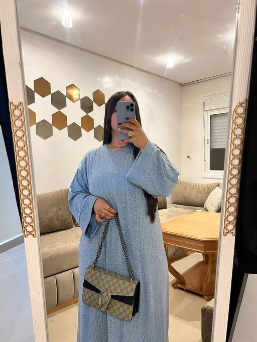 Robe Longue Artisanale en Maille Travaillée – Coupe Élégante & Confort