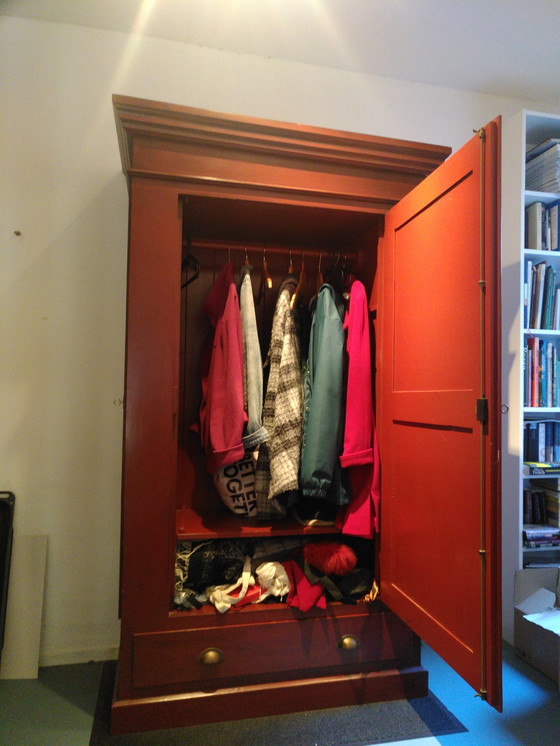 Image 1 of Armoire à linge vintage rouge