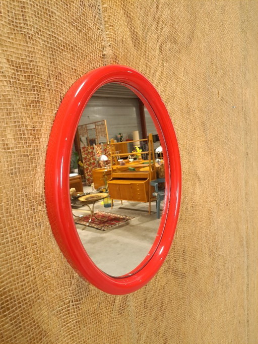 Ovale rode kunststof spiegel uit Denemarken
