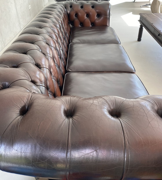 Image 1 of Sofá Chesterfield de 4 plazas en piel auténtica.