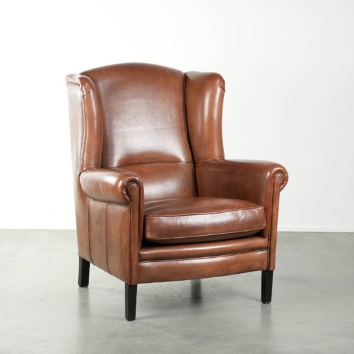 Sillón orejero grande de piel de oveja de estilo inglés clásico, en perfecto estado.