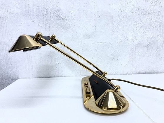 Image 1 of Lampada da tavolo design anni '80 in metallo placcato oro e pelle