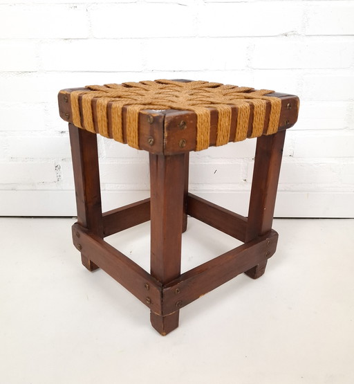 Taburete brutalista vintage con asiento de cuerda y madera, años 50/60.