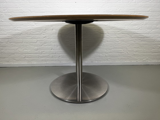 Image 1 of Ronde eettafel met metalen poot en houten rand - 120 cm