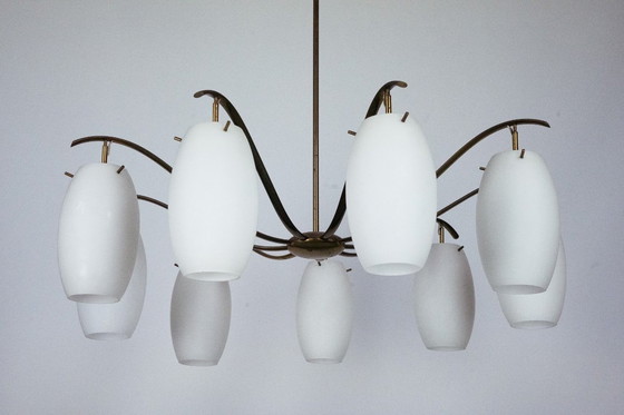 Image 1 of Rare lustre Arredoluce Monza à 9 lumières en laiton et verre opalin, Italie, années 1950