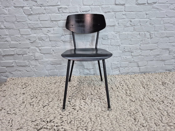 Image 1 of Chaises industrielles en bois noir, lot de deux – Pays-Bas, années 1950