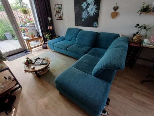 Geräumiges Ecksofa in petrolfarbenem Stoff