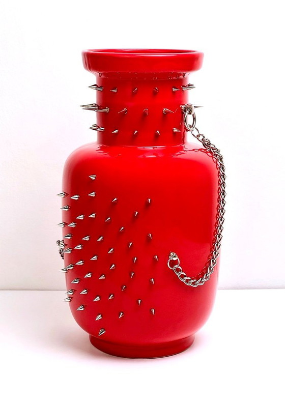 Image 1 of NOT VANILLA – Vaso in gres fatto a mano, rosso, con catene e punte