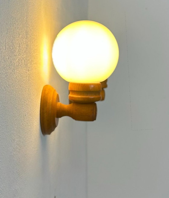 Image 1 of Coppia di applique vintage, pino e vetro opalino, Francia 1980