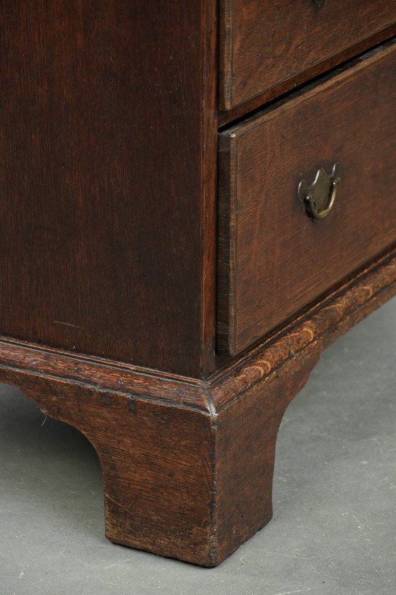 Image 1 of Elegante scrivania antica inglese in rovere del XVIII secolo.