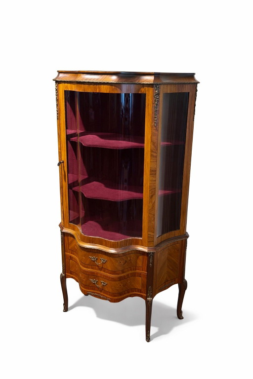 Antike Vitrine im Louis XV-Stil