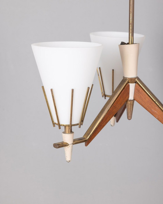 Image 1 of Lustre vintage des années 50 en laiton, bois et verre opalin, design italien