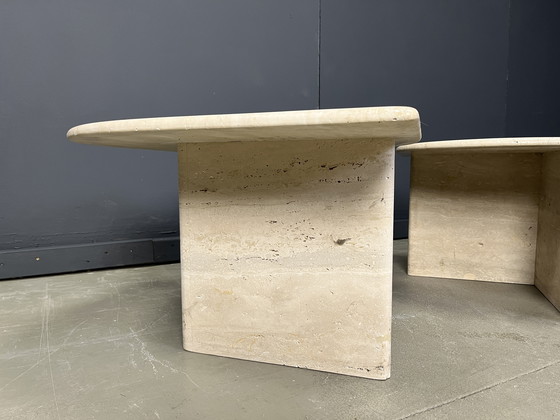 Image 1 of Paire de tables basses ou tables d'appoint en travertin, 1970