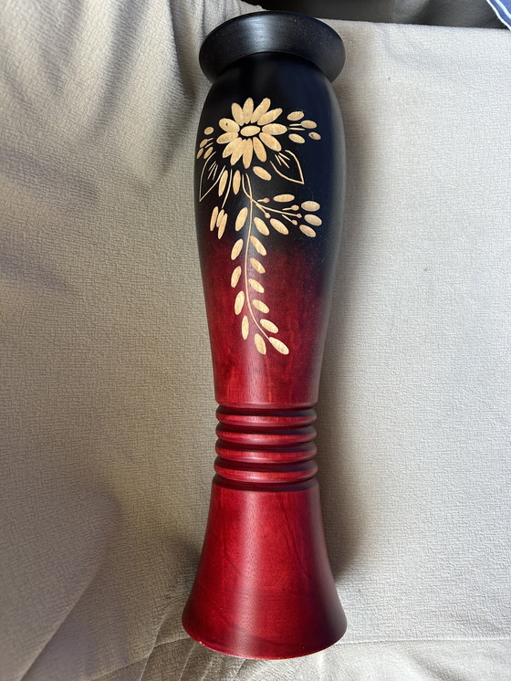 Image 1 of un vaso decorativo in legno di mango intagliato