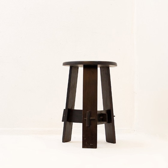 Image 1 of Vintage driepootkruk van zwart gebeitst hout met pen-en-gatverbindingen.