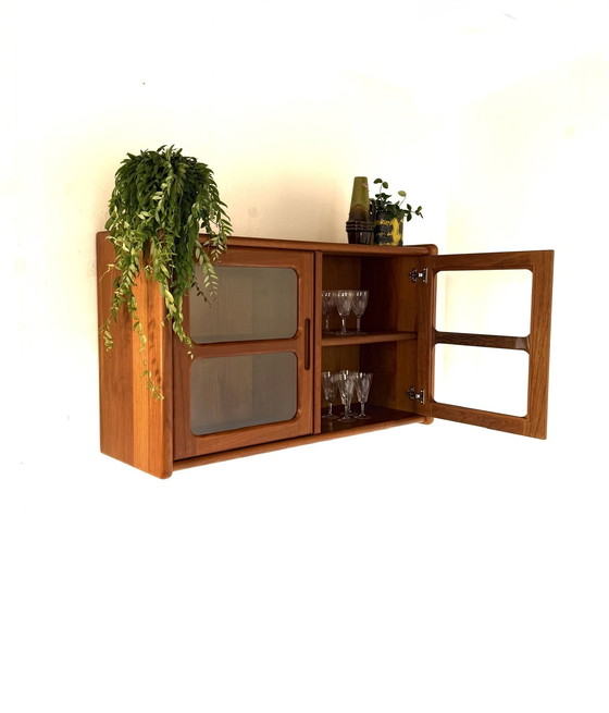 Image 1 of Vetrina vintage galleggiante in teak, Dyrlund '70